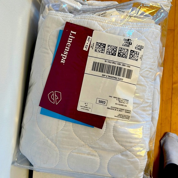 NWOT Linenspa 44" x 52" Skid Resistant Waterproof Mattress Protector pad - Picture 2 of 3